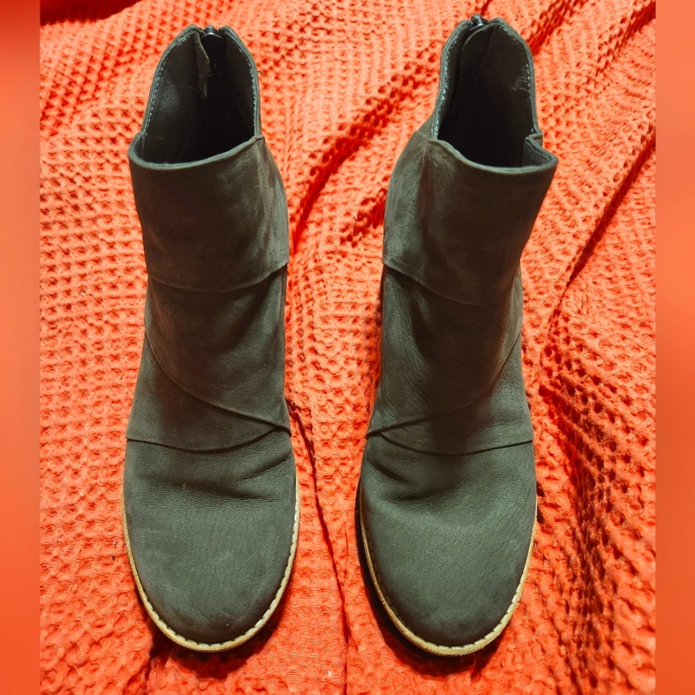 Eileen Fisher Women's Clapton Graphite Nubuck Leather Wedge Booties sz 7